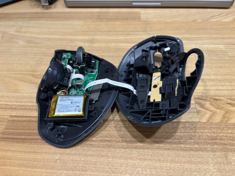 カバーが外されたMX Ergoの写真